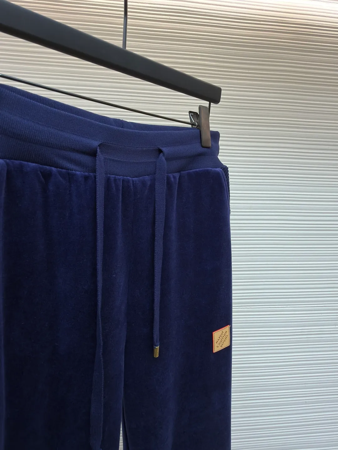 LOUIS VUITTON velvet solid color drawstring straight knitted sweatpants ●Original version: Purchased and developed by 16793 ●Item number: 1682160-B25 ●Fabric: velvet fabric ●Technology: knitting ●Color: navy blue ●Version: fitted version ●Weight: about 470 grams ●Size: S-M-L-XL ●Description: This navy blue leggings sweatpants are made of high-end velvet fabric. The cotton base is blended with polyester fiber treated by combing process, which makes the fabric have a soft and skin-friendly touch and practical performance of not easy to pilling and anti-wrinkle. The suede surface shows a delicate and uniform luster. Every inch of the velvet feel has been calibrated through the fixing process to avoid lint loss and color difference problems. The trousers are three-dimensionally cut, and the waist is equipped with a high-elastic rib drawstring design. The metal rope ends are electroplated and glaze-sealed, which is wear-resistant and has a long-lasting luster. The sides are spliced ​​with vertical pit rib fabric to enhance the extensibility of activities and enhance the three-dimensional sense of the fit. The leather logo plate on the trouser legs is fixed by hot stamping process, and the edges are polished smooth and burr-free. The leg openings are made of high-elastic ribbing of the same fabric. The double-needle hemming process is used for the stitching. The stitch spacing is even and fine. From fabric selection to detail sewing, every process follows strict quality control standards to ensure a balance between firmness and wearing comfort. The overall wiring is straight and delicate, the fabric is comfortable and soft, and the color is consistent without color difference. It can be matched with the same style to create a fashionable look and control various occasions. Customized accessories, complete with three standards, same style for men and women!